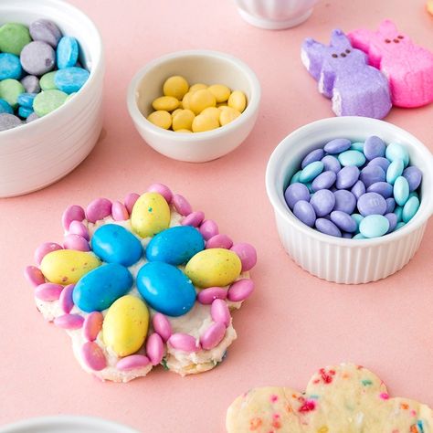 Save this colorful spring dessert recipe to make Funfetti Sugar Cookie recipes for Easter. Funfetti Cookie Recipe, Sugar Cookie Recipes, Recipes For Easter, Candy Gummy, Spring Recipes Dessert, Funfetti Cookies, Spring Dessert, Sugar Cookie Recipe, Easter Inspiration