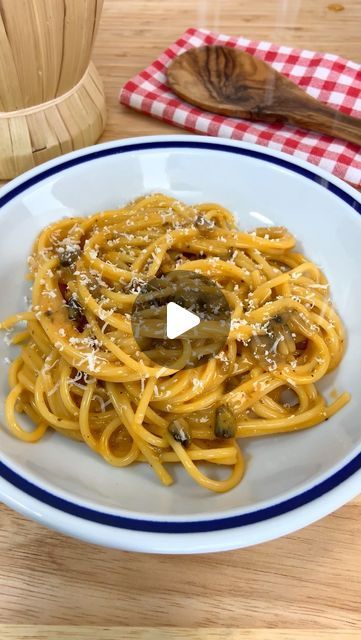 Angelo Coassin on Instagram: "MUSHROOM CARBONARA 😍
Written recipe and measurements are on the link on my profile 🥰❤️🇮🇹

If you like classic Carbonara, you’re going to LOVE my Mushroom Carbonara! 🤤

This is the perfect recipe if you are vegetarian but trust me, you don’t need to be a vegetarian to like it… personally I prefer this version than classic Carbonara, but please don’t tell my nonna 👵 

If you don’t like mushrooms, you can replace them with zucchini/ courgettes! 😋

Who is going to try it? 😃

#carbonara #pasta #easyrecipes #food #italianfood" Classic Carbonara, Mushroom Carbonara, Carbonara Pasta, Perfect Food, My Profile, Try It, Trust Me, Italian Recipes, Zucchini