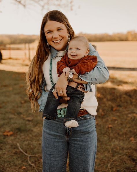 The cutest little fam bam 🥹✨ Winter Western Family Photos, Western Family Photo Outfits, Fall Western Family Photos, Western Family Photos, Family Picture Outfit Ideas, Winter Family Pictures, Western Family, Picture Outfit Ideas, Family Photo Outfits