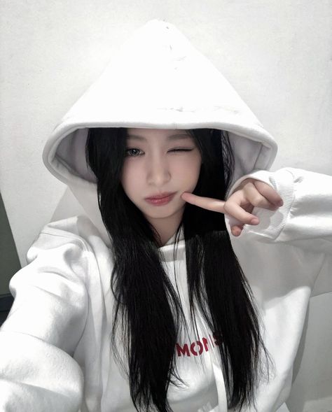 Foto Baby, K Pop Music, Yg Entertainment, Instagram Update, Korean Singer, Kpop Idol, Role Models, South Korean Girls, K Pop