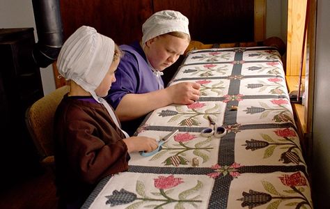 The Quilter's Apprentice photograph by Bill Coleman Amische Quilts, Amish Lifestyle, Amish Living, Amish Culture, Amish Quilt, Plain People, Amish Community, Making Quilts, Lancaster County Pa