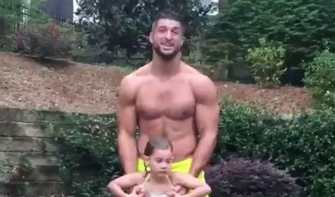 Tim Tebow shows off his amazing physique while going shirtless in this cute new video he posted on Facebook.    The 28-year-old football player is seen standing… Old Football Players, Pool Video, Football America, Scott Eastwood, Killer Body, Charlotte Mckinney, Tim Tebow, 28 Years Old, Football Player