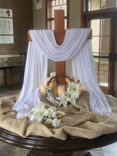 Ash Wednesday Church Decorations, Lenten Decorations For Church Altar, Easter Sunday Church Decorations, Corpus Christi Altar Ideas, Lenten Altar Decorations Catholic Churches, Ideas Decoracion Iglesia Cristiana, Easter Altar Decorations, Easter Church Flowers, Catholic Easter