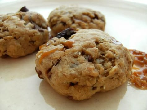 Martha Stewart's Oatmeal cookie with toffee bits, cherries, and chocolate.  These are the bomb!! Always a huge hit whenever I make them. Cookie Recipes Thanksgiving, Martha Stewart Cookies, Martha Stewart Recipes, Cherry Cookies, Toffee Cookies, Thanksgiving Cookies, Chocolate Oatmeal, Oatmeal Cookie, Desserts Cookies