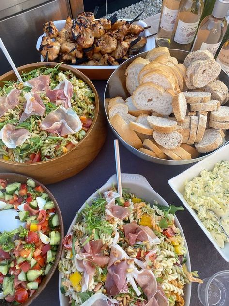 Summer Bbq Aesthetic Party, Bbq Christmas Lunch, Outside Bbq Food Ideas, Bbq Spread Table, Barbecue Birthday Party Ideas, Salad Buffet Ideas, Summer Party Food For A Crowd, Barbecue Party Aesthetic, Fancy Bbq Party