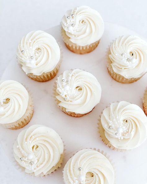 Vanilla Bean on Instagram: “• c u p c a k e s • Vanilla bean cupcakes for a gender reveal yesterday! Do you guys think there was pink or blue inside??!! . . . Also,…” White Gender Reveal Cupcakes, Cupcakes Gender Reveal Ideas, Gender Reveal Cupcake Ideas Simple, Vanilla Cupcakes Decoration, Neutral Baby Shower Cupcakes, Gender Reveal Cupcake Ideas, Cupcake Gender Reveal, Fun Gender Reveal Ideas, Baby Shower Cupcakes Neutral