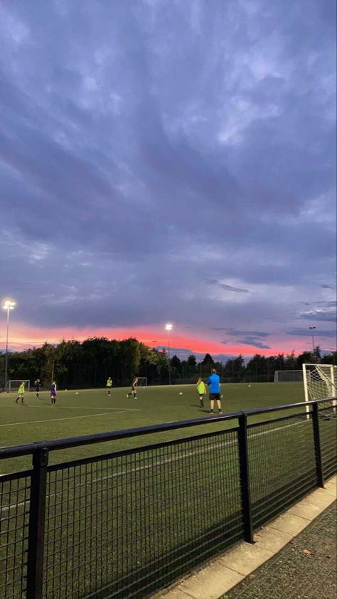 #football #sunset #training #foryoupage Football Training Aesthetic, Football Sunset, Aesthetic Football, Aesthetic Workout, Soccer Season, Lifestyle Board, Football Training, Soccer Pictures, Football Field