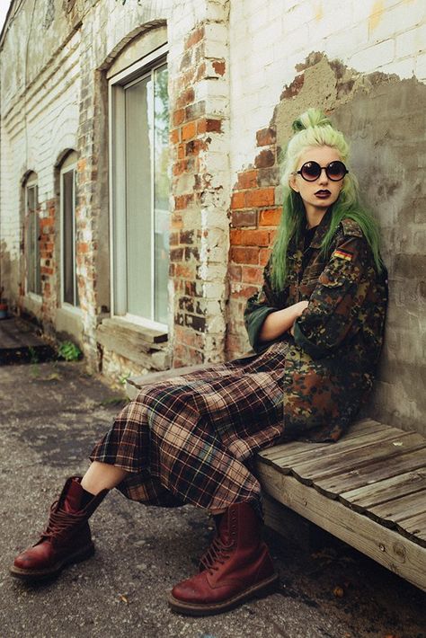 Dr Martens, Tartan Maxi Skirt Fashion Guys, Estilo Hipster, Look Grunge, Mode Hippie, Outfits 90s, 90s Fashion Grunge, Estilo Hippie, Fashion Male, Denim Crop Top