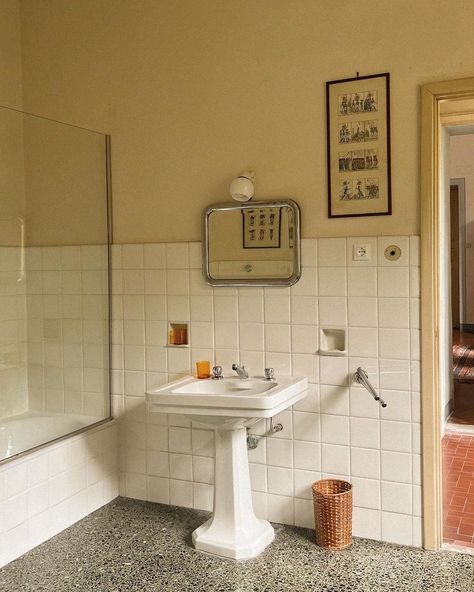 Caroline Feiffer (@carolinefeiffer) • Instagram-billeder og -videoer Vanity Between Windows, Small Vintage Bathroom Inspiration, Shower Pony Wall, Brutalist Bathroom, Bathroom Ideas White, White Tile Bathroom, Ugly Bathroom, Vintage Modern Bathroom, Bathroom White