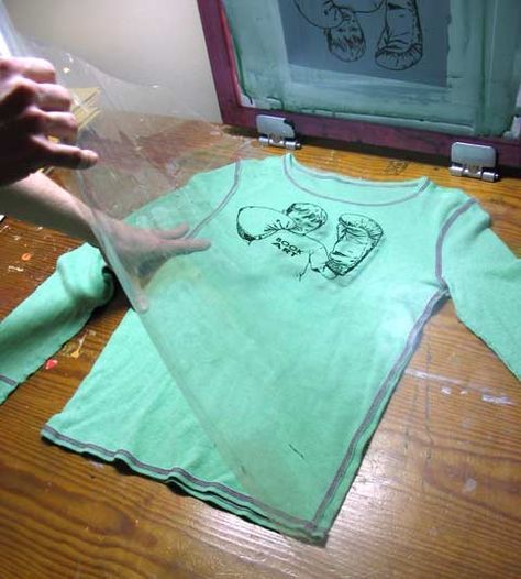 How To Design Tshirts, Screened Porch Decorating, Diy Screen Printing, Foto Transfer, Poster Diy, Cardigan Design, Screen Printing Shirts, Flat Bed, Screen Printing Designs