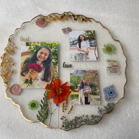 Resin Art For Best Friends, Rasine Art Ideas, Easy Resin Ideas, Resin Art Aesthetic, Resin Frame Ideas, Resin Photo Frame Ideas, Resin Art Photo Frame, Cardboard Crafts Decoration, Black Flowers Wallpaper