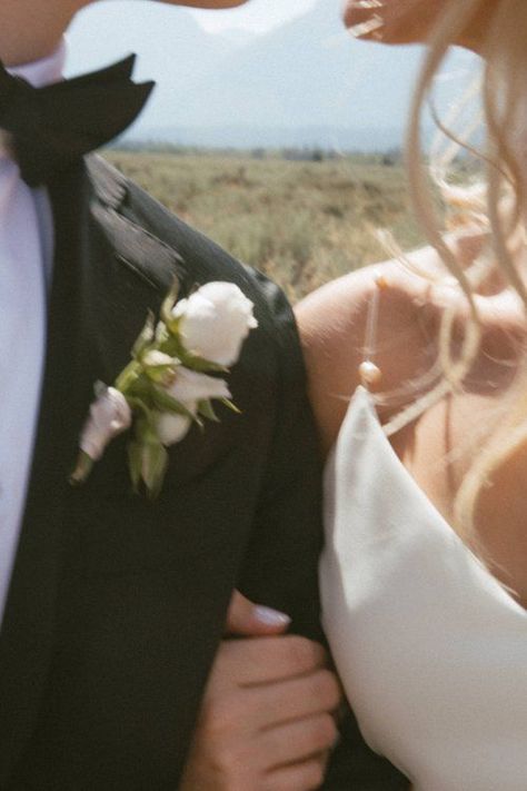 Modern Mountain Wedding, Wyoming Summer, Classic Wedding Photos, Wedding Bridal Party Photos, Wedding Photography Creative, Nostalgic Wedding, Unique Wedding Photography, 사진 촬영 포즈, Wedding Photography Styles