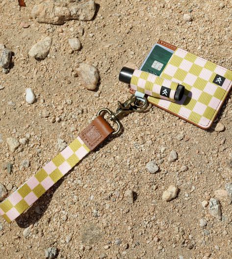 Thread Wallets Aesthetic, Wallet Keychain Ideas, Diy Keychain Wallet, Cute Wallet Aesthetic, Aesthetic Gifting, Cute Keychain Aesthetic, Thread Keychain, Cardholder Keychain, Gift Idea Aesthetic