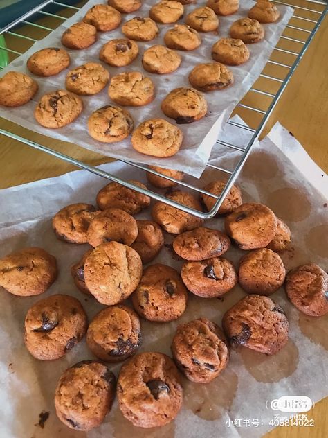 Try Making This Famous Amos Cookies Recipe with Simple Ingredients - Penang Foodie Famous Amos Chocolate Chip Cookies Recipe, Famous Amos Cookie Recipe, Famous Amos Cookies, Best Pie Crust Recipe, Crunchy Chocolate Chip Cookies, Famous Amos, Potato Cakes Recipe, Butter Cookies Easy, Choco Chip Cookies