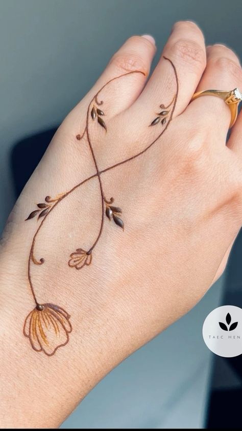 Simple But Cute Henna Designs, Hand Art Tattoo Ideas, Henna Design 2024, Cool Mehandi Designs, Simple Mehendi Design Back Hand, Cute Henna Tattoo Ideas, Easy Hena Desain Front Hand, Henna Cute Designs, Mehndi Tattoo Design