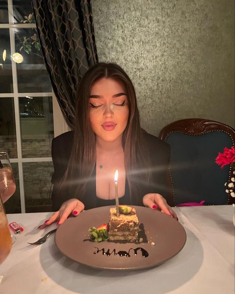 Pre Birthday Shoot Ideas Women, Birthday Pics Restaurant, Birthday Pics Ideas With Cake, Birthday Picture Ideas Restaurant, Birthday Insta Pic Ideas, Poses With Cake Birthday, Birthday 21 Aesthetic, Birthday Poses For Instagram With Cake, Birthday Restaurant Pictures