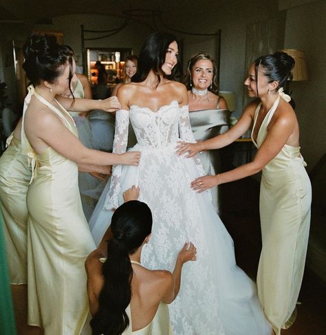 Raw Wedding Photos, Bride And Matron Of Honor Pictures, Wedding Getting Ready Pictures Bridesmaids, Bride And Flowergirl Picture, Friends At Wedding, Get Ready Wedding, Wedding Party Aesthetic, Royalty Wedding Theme, Bride And Mom