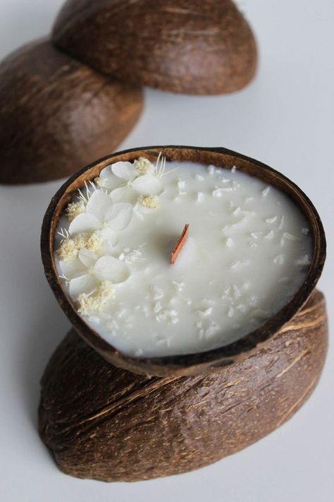 Diy Candles Video, Coconut Shell Candle, Candle Making Recipes, Soya Mumu, Homemade Scented Candles, Candle Projects, Candle Crafts Diy, Shell Candles, Creative Candles