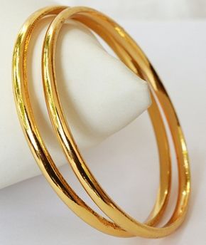 9 Simple Look Plain Gold Bangles Designs from India Simple Gold Bangle, Plain Gold Bangles, Gold Bangles Indian, Gold Bangles For Women, Gold Bangle Set, Gold Jewelry Simple Necklace, Simple Look, Gold Jewelry Stores, Bangles Design