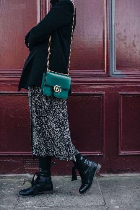 Handbags Street Style, Designer Handbags Prada, Green Bag Outfit, Gucci Bag Outfit, Style A Blazer, Green Gucci, Designer Handbags Louis Vuitton, Blazer Dresses, Purse Outfit