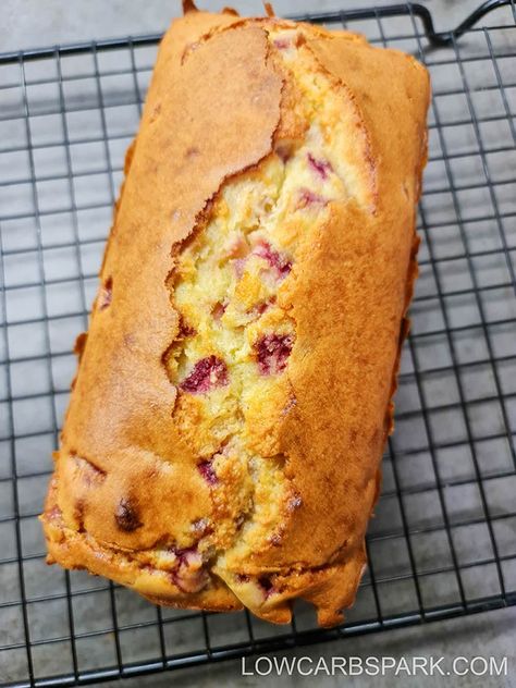 Sugar Free Bread, Strawberry Bread Recipes, Keto Fruit, Sugar Bread, Strawberry Bread, Blueberry Bread, Perfect Keto, Quick Bread Recipes, Strawberry Desserts