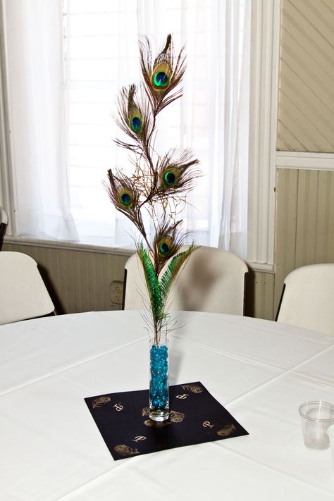 top amazing crafts with peacock feathers Peacock Wedding Centerpieces, Peacock Feather Decor, Peacock Feather Wedding, Feather Wedding Decorations, Peacock Centerpieces, Peacock Wedding Theme, Feather Centerpieces, Peacock Theme, Peacock Decor