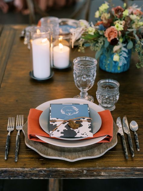 Summerfield Farms helps brides achieve their dream look - these western chic dinner place settings will have your guests bursting with excitement Western Wedding Place Settings, Western Chic Party Decor, Upscale Western Party, Cowboy Tablescape, Cowboy Dinner Party, Elegant Western Theme Party, Western Dinner Party, Western Tablescape, Western Table Setting