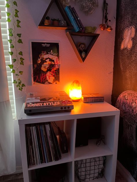 Record Stand Aesthetic, Record Stand Decor, Vinyl Area Ideas, Vinyl Record Corner, Record Station Ideas, Cozy Record Player Corner, Bedroom Music Corner, Vinyl Corner Living Room, Records In Room