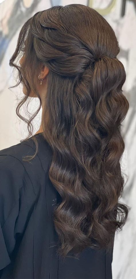 Wavy Hairstyles Updo, Hair Styles For Party Night, Hairstyle For Prom Night, Hairstyles For Party Night, Hairstyles For A Party, Romantic Updos, Soft Wavy Hair, Bridesmaid Hair Inspo, Party Hairstyle