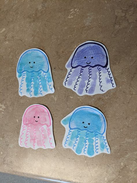 Hand Jellyfish Craft, Infant Fish Art, Beach Art Projects For Toddlers, Jelly Fish Crafts For Preschoolers, Handprint Ocean Crafts, Beach Handprint Crafts, Jelly Fish Crafts Toddlers, Weather Crafts For Toddlers Art Projects, Summer Toddler Painting Crafts