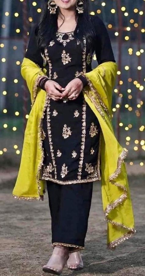 Suit Neck Design, Suits For Women Indian, Suit Neck, Lace Suit, Indian Fashion Trends, Fancy Suit, Punjabi Outfits, Indian Designer Suits, Pakistani Wedding Outfits