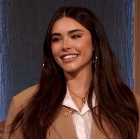 Madison Beer Bangs, Madison Bear, Beer Icon, Without Borders, Madison Beer, Iconic Women, Maquillaje De Ojos, Celebrities Female, Favorite Celebrities