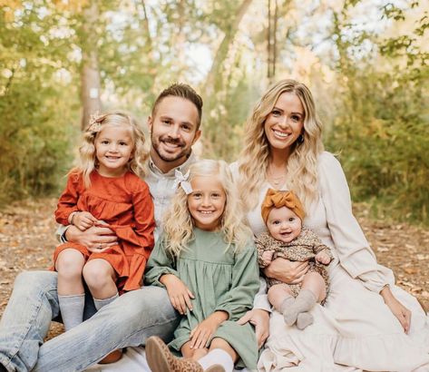 Family Pictures With 2 Daughters, Natural Poses For Family Pictures, Simple Outdoor Family Photos, Family Photo Two Daughters, Family Of 5 Outfits For Fall Pictures, Outdoor Family Photos Poses, Family Of 5 Portrait Poses, 6 Cousins Pictures, Family Of 5 Newborn Photos