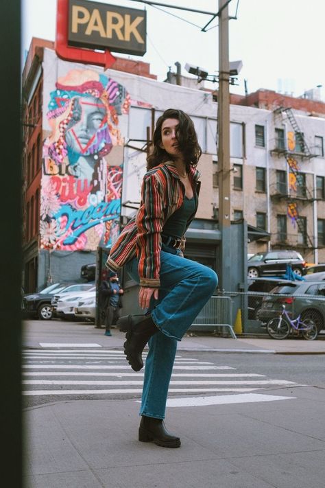 Street Women Photography, Photo Shoot Ideas Street, Insta Poses Toronto, Creative City Photoshoot, Nyc Street Fashion Photography, Pose For Street Photography, Fashion Photography Poses Outdoors, Nyc Photoshoot Ideas Manhattan, Street Fashion Shoot Women