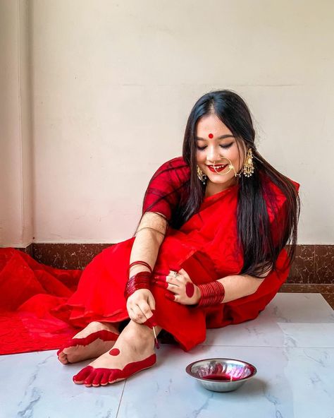 Teej Photoshoot Idea For Women, Feet Alta Design, Bengali Alta Designs, Alta Bengali Aesthetic, Bengoli Photoshoot Pose, Alta Design Bengali Foot, Bengoli Pose, Alta Design Bengali, Aalta Design