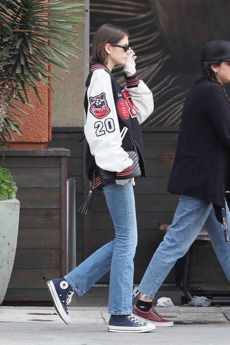 Chuck Taylors Outfit Women Street Styles, Navy Blue Converse Outfit, Navy Converse Outfit, Chuck Taylor Outfit, Navy Converse High Tops, Converse High Tops Outfit, Blue Converse Outfit, Chuck Taylors Outfit, Navy Blue Converse