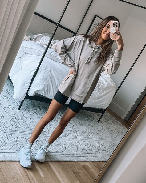 Vuori Outfit, Gray Hoodie Outfit, Study Outfit, Lounge Outfit, Athleisure Fashion, School Fits, Hoodie Outfit, Oversized Hoodie, Sneakers Outfit