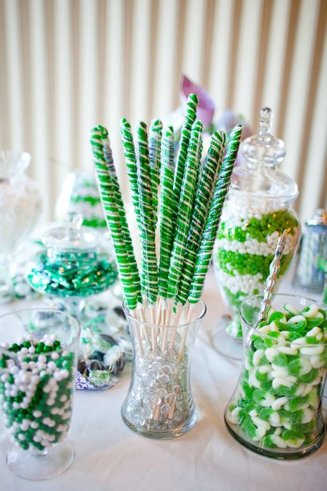 oh!myWedding: El color del año...El verde esmeralda en las bodas Emerald Wedding Ideas, Jellyfish Wedding, Wedding Motif, Buffet Dessert, Green Wedding Inspiration, Candy Buffet Tables, Emerald Green Weddings, Green Candy, Emerald Wedding