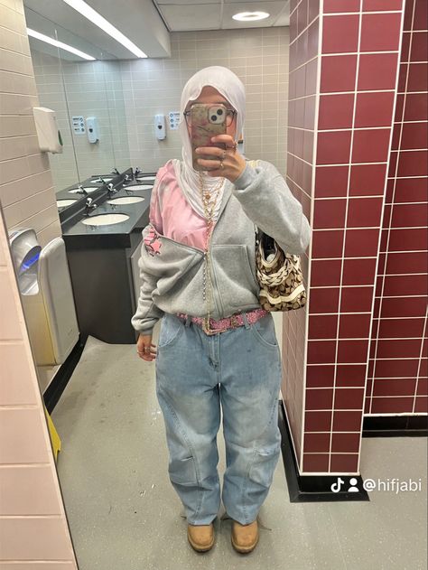 hijabi outfit inspiration, y2k aesthetic, Streetwear Outfit Hijab, Hijabi Streetwear Fashion, Y2k Hijab, Hijabi Outfit Inspiration, Hijabi Outfits School, Amsterdam Fits, Baddie Hijabi Outfits, Hijabi Style Outfits, Halal Outfit