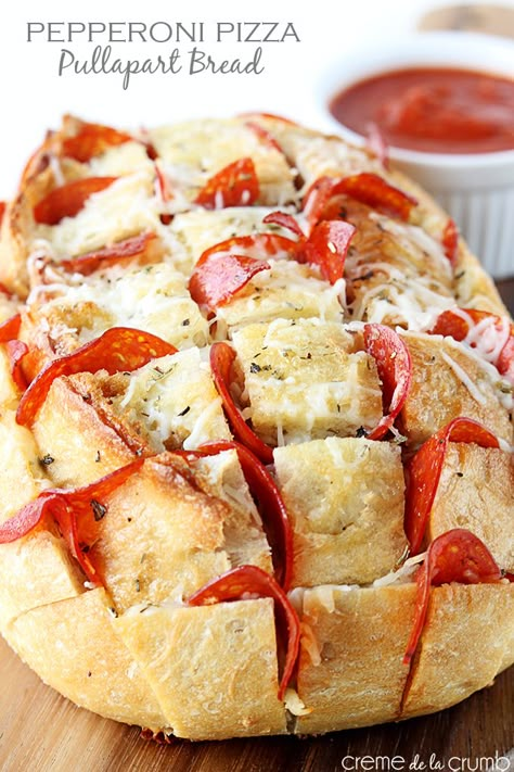 Football Snack Food, Pull Apart Pizza Bread, Pizza Pepperoni, Bread Pull Apart Recipes, Football Snacks, Pull Apart Bread, Tailgate Food, Football Food, Pizza Bread