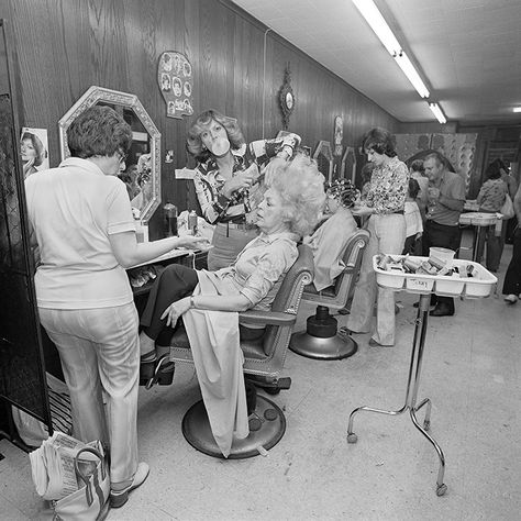 Vintage photos of NYC in the 70's Meryl Meisler, 70s Nyc, Vintage Beauty Salon, Design Offices, Vintage Hair Salons, Modern Offices, Wisconsin Madison, Beauty Branding, Decor Salon