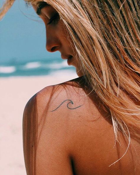 Wave Tattoo Zee Tattoo, Tato Henna, Sea Tattoo, Wave Tattoo, Shape Tattoo, Beach Tattoo, Surfer Style, Waves Tattoo, Tattoo Blog