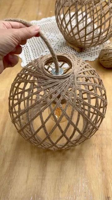 Rope Lamp Diy, Planter Box Diy Easy, Lampu Aesthetic, Twine Crafts Diy, Planter Box Diy, Jute Lamp, Jute Twine Crafts, Twine Diy, Crochet Organizer