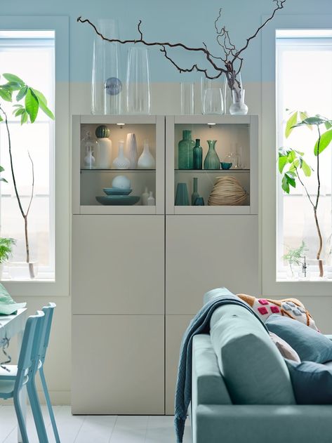 Un soggiorno pensato anche per dormire e mangiare - IKEA IT Vitrine Ikea, Block Out Curtains, Besta Ikea, Layered Curtains, Boho Styl, Ikea Shelves, Multipurpose Furniture, Ikea Besta, Honeycomb Paper