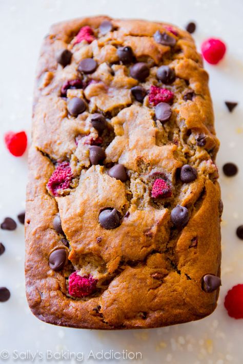 Raspberry Banana Bread, Brown Sugar Banana Bread, Dark Chocolate Banana, Raspberry Banana, Chocolate Chip Banana Bread Recipe, Brown Sugar Recipes, Chocolate Chip Banana, Raspberry Recipes, Chocolate Banana Bread