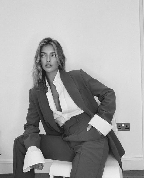 Blazer Smart Casual, Blazer Photoshoot Women, Photoshoot Ideas Model, Business Portraits Woman, Woman In Suit, Studio Portrait Photography, Studio Photography Poses, Business Photoshoot, Branding Photoshoot Inspiration