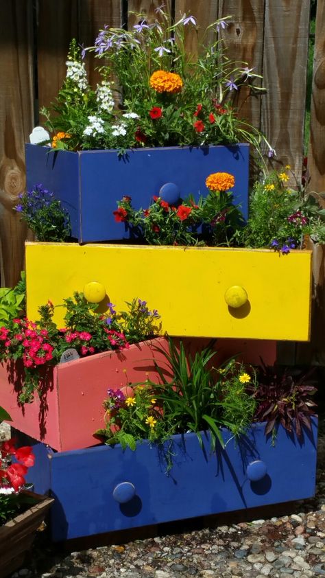 Repurposed Dresser Drawer Planter. I was so happy how it turned out. Diy Garden Decorations, Recycled Planters, Repurposed Dresser, Old Drawers, Dresser Drawer, Outdoor Flowers, Garden Yard Ideas, Small Space Gardening, Garden Decorations