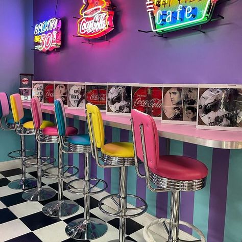 Retro Diner Aesthetic Kitchen, Diy Diner Booth, Retro Ice Cream Parlor, Burger Shop Interior, 1960s Restaurant, Diner Style Kitchen, 80s Diner, Retro Moodboard, Dancing Through The Decades