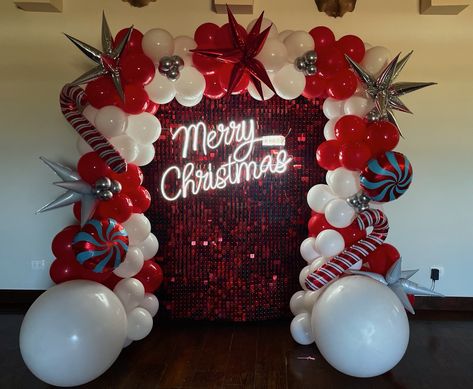 Christmas Shimmer Wall, Christmas Decor Ideas Backdrop, Shimmer Wall With Balloons, Christmas Balloon Wall, Christmas Party Backdrop Ideas, Christmas Backdrops For Photos, Christmas Backdrop Ideas, Merry Christmas Backdrop, Christmas Stage Decorations