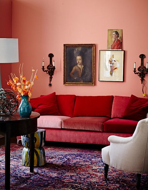 Red Couches, Murs Roses, Painting Purple, Red Couch, Pink Living Room, Living Room Red, Red Home Decor, Casa Vintage, Red Sofa